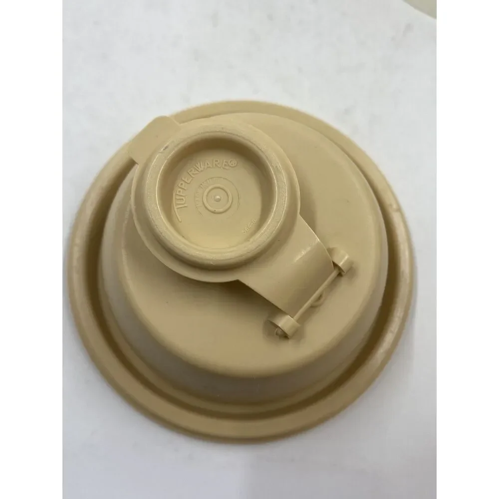 Tupperware 844-10 QUICK SHAKE 16 oz Tan Mixer w/ Blender and Lid 845-25 vintage